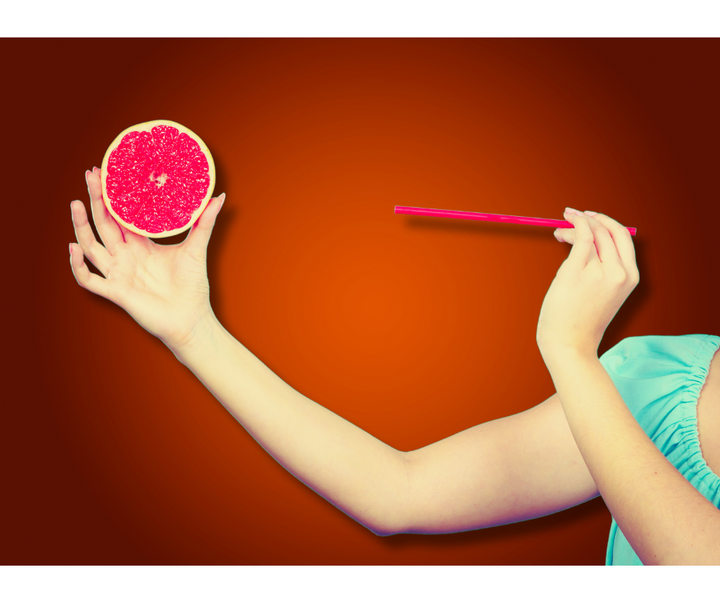 Une main tient un pamplemousse juteux, face à une autre main tenant une paille rouge, sur un fond orange dégradé.